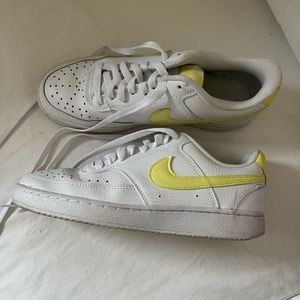 Nike court side yellow check